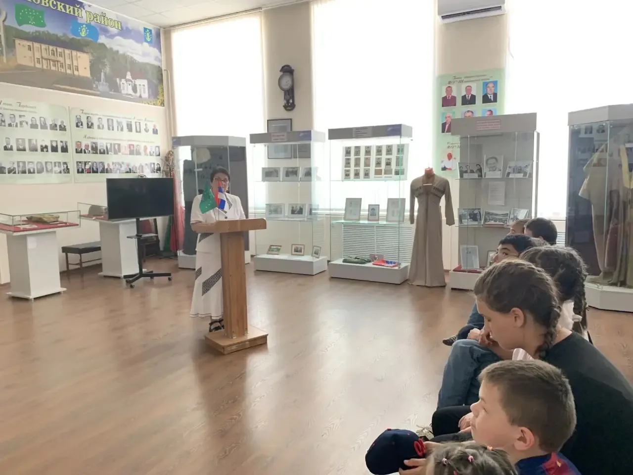 Сегодня в Шовгеновском районном краеведческом музее сегодня прошла лекция «Любите Россию», приурочен