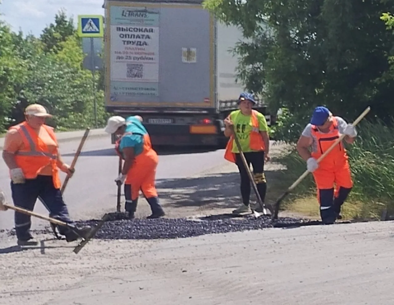 Дороги в Подгорном стали лучше. Вчера на улице Крайней провели долгожданный ямочный ремонт - залатал