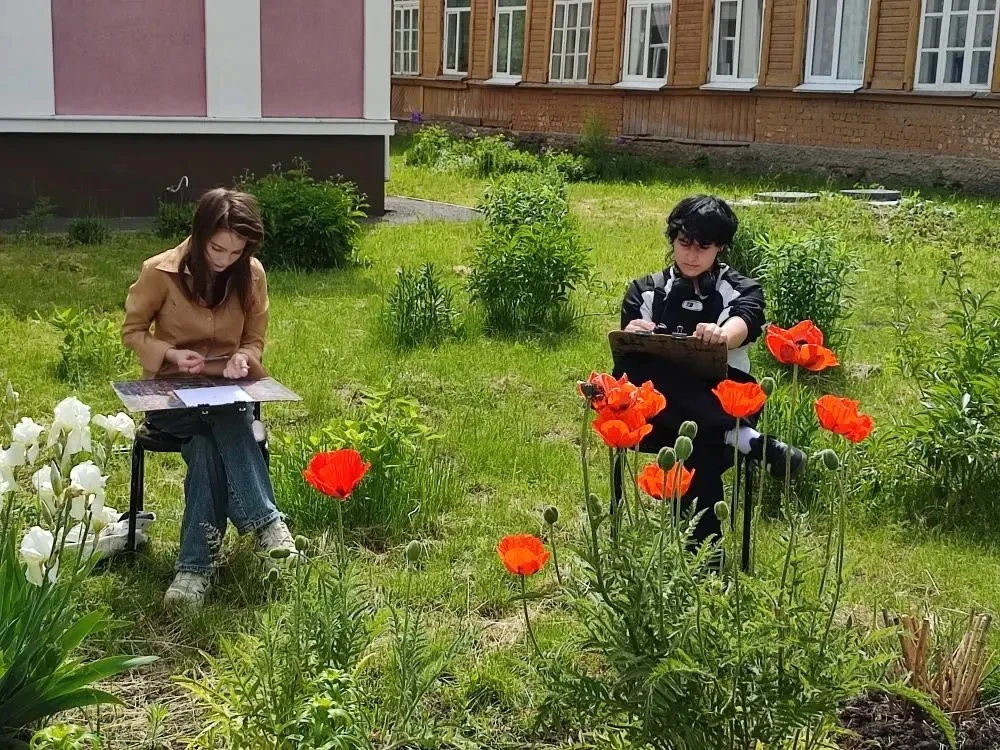 С 1 июня у юных художников Никольской РДШИ начался пленэр . Учебные занятия на открытом воздухе(плен