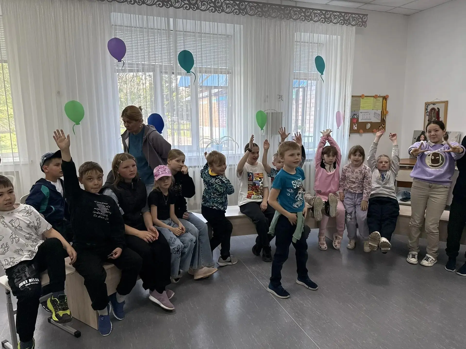 Каникулы??? Не верю!
Да, уже 27 мая в Доме творчества опустели кабинеты, где дети создавали изящные 