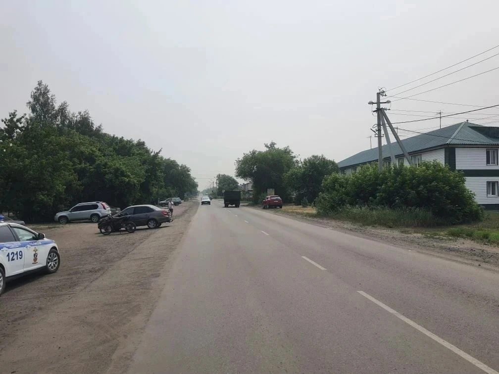 Сотрудники Каменской Госавтоинспекции проводят проверку по факту ДТП с участием несовершеннолетнего 