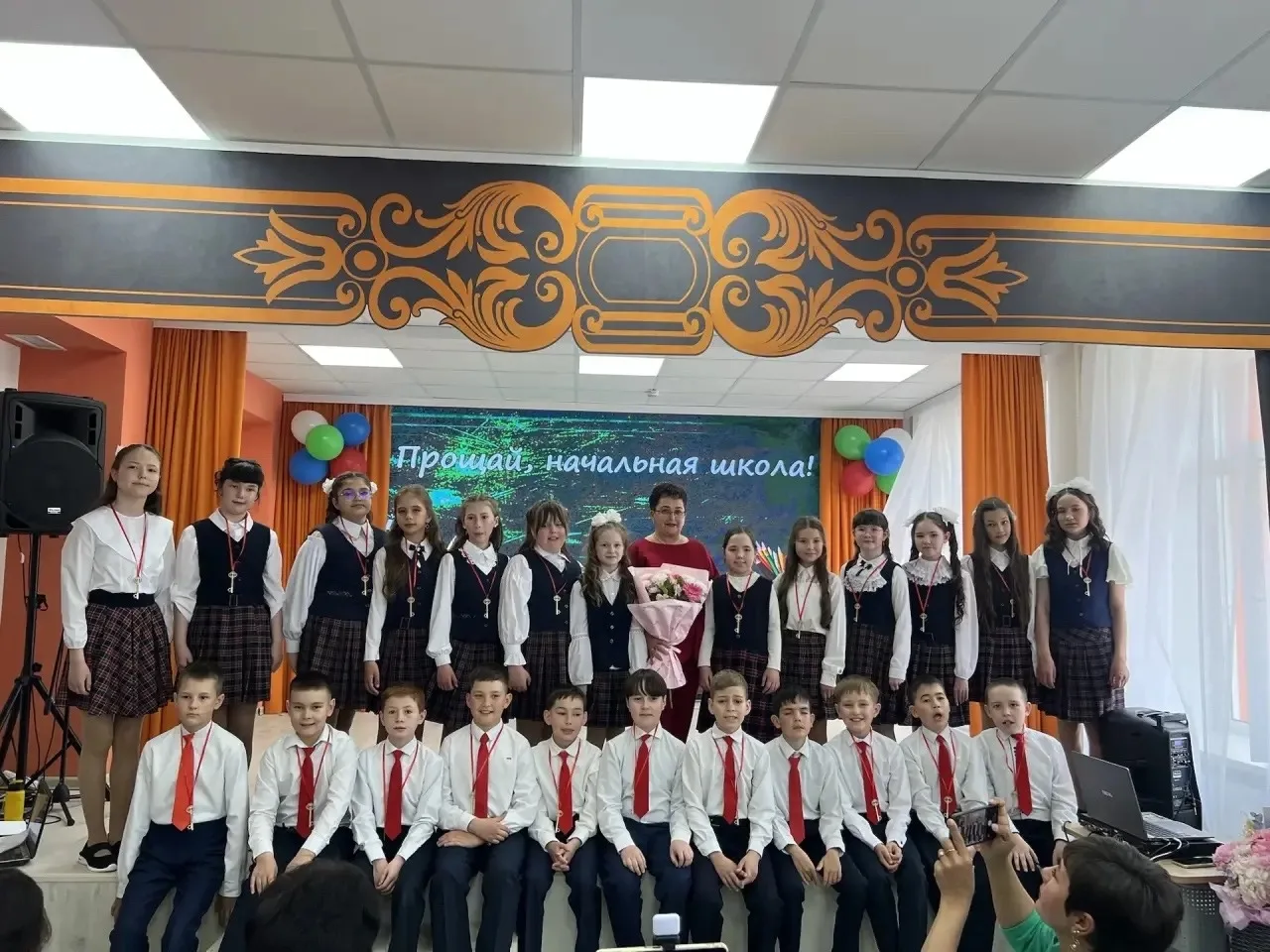 🎉 Выпускной в 4 «В»: прощание с начальной школой 🎉
15 мая состоялось особенное событие — выпускной