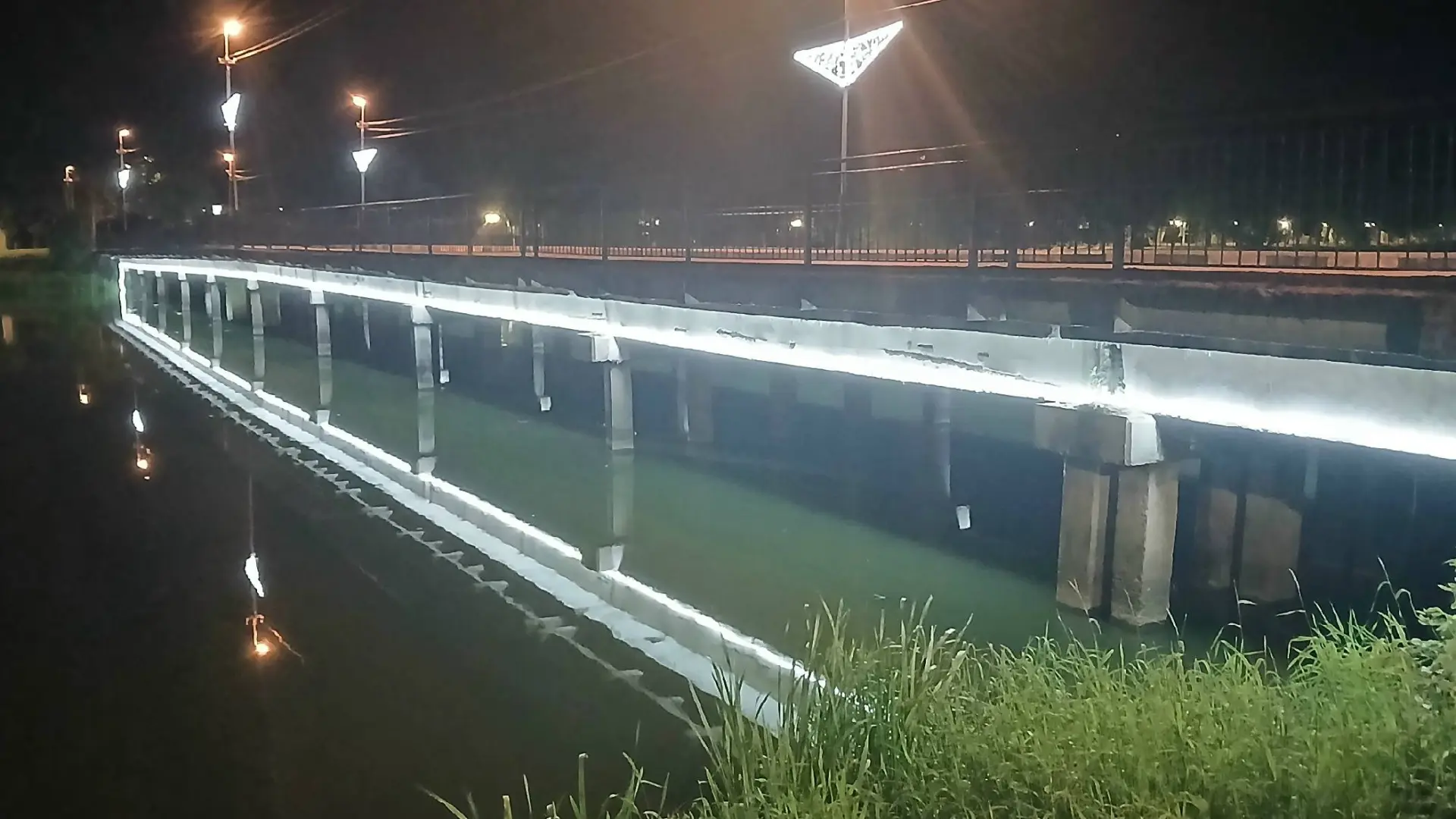 Как красиво подсвечивается мост ночью😍