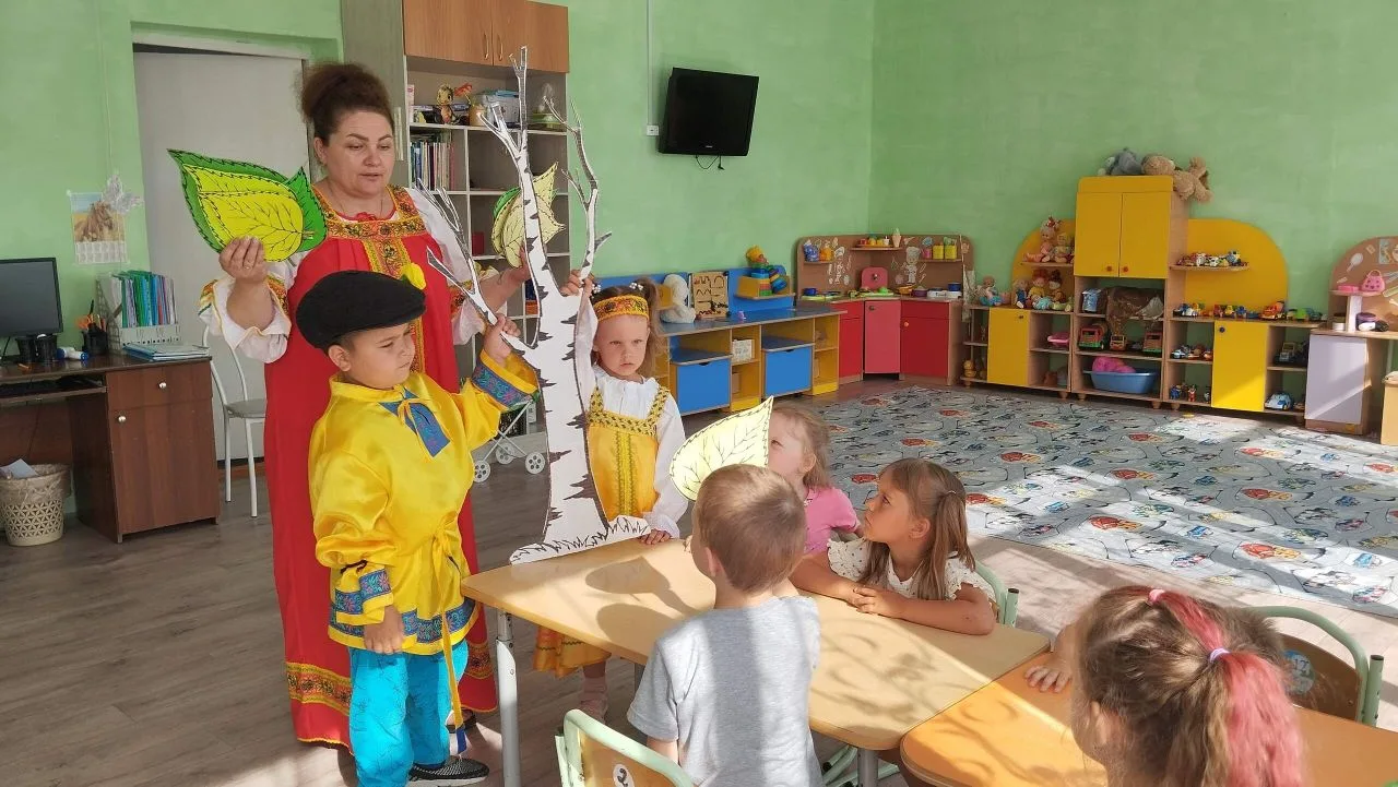 Береза – символ России,
Печаль в ней и радость земли.
Веками ей песни дарили,
С поклоном к березе