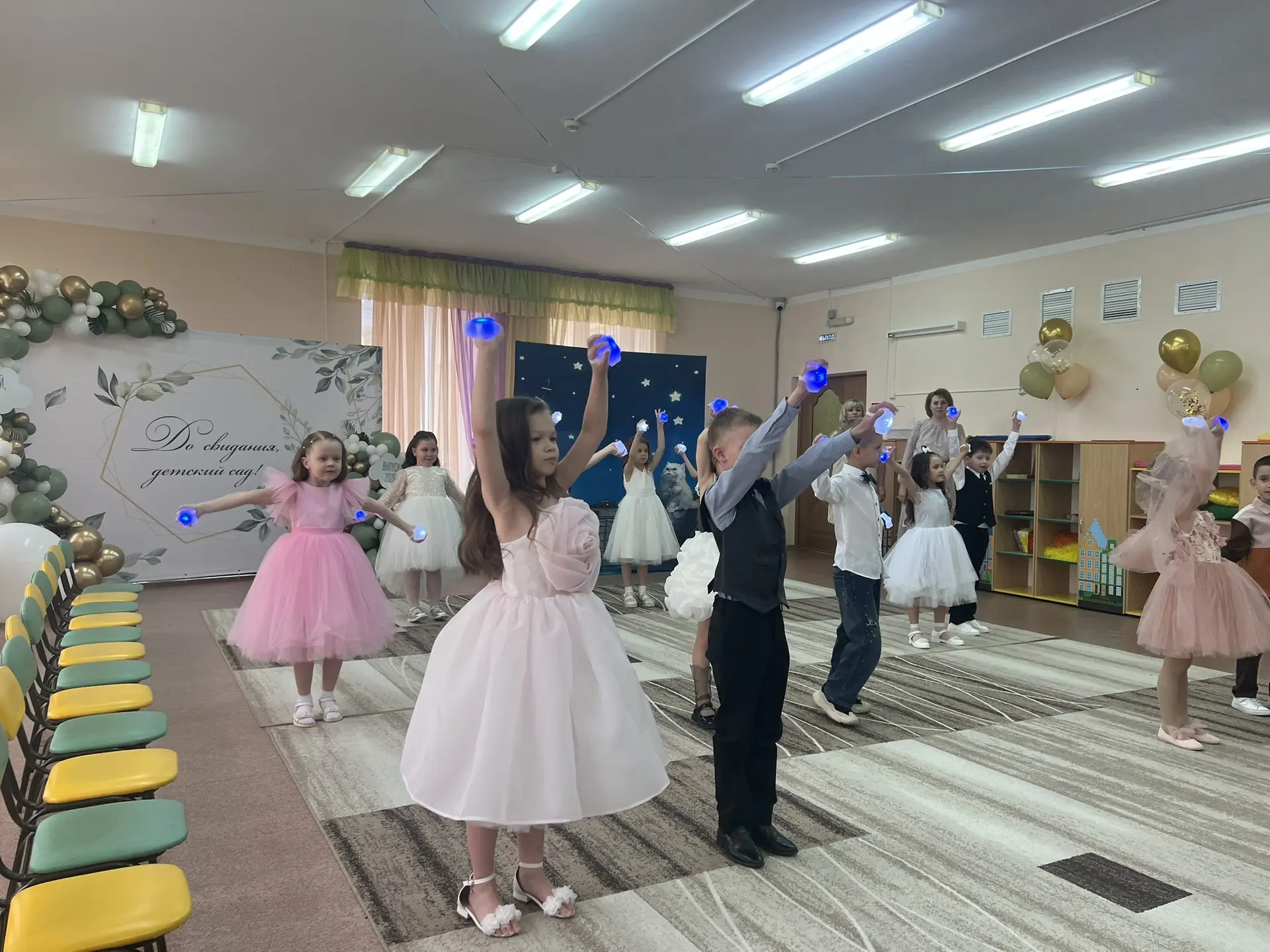 В ДОУ прошли выпускные! Дети вместе с Карлсоном под строгим взглядом Фрекен Бок шалили, «гуляли» по 
