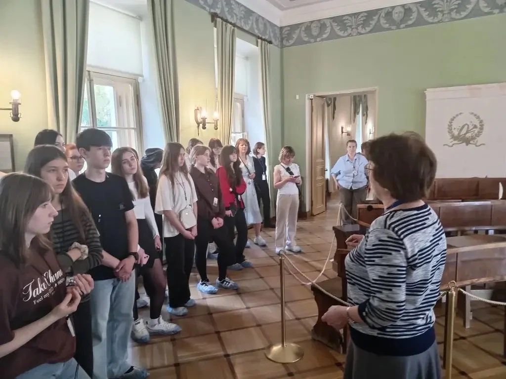 За культурным кодом: как 8Б и 10 классы покоряли Санкт-Петербург. 
    «Четыре дня в культурной стол