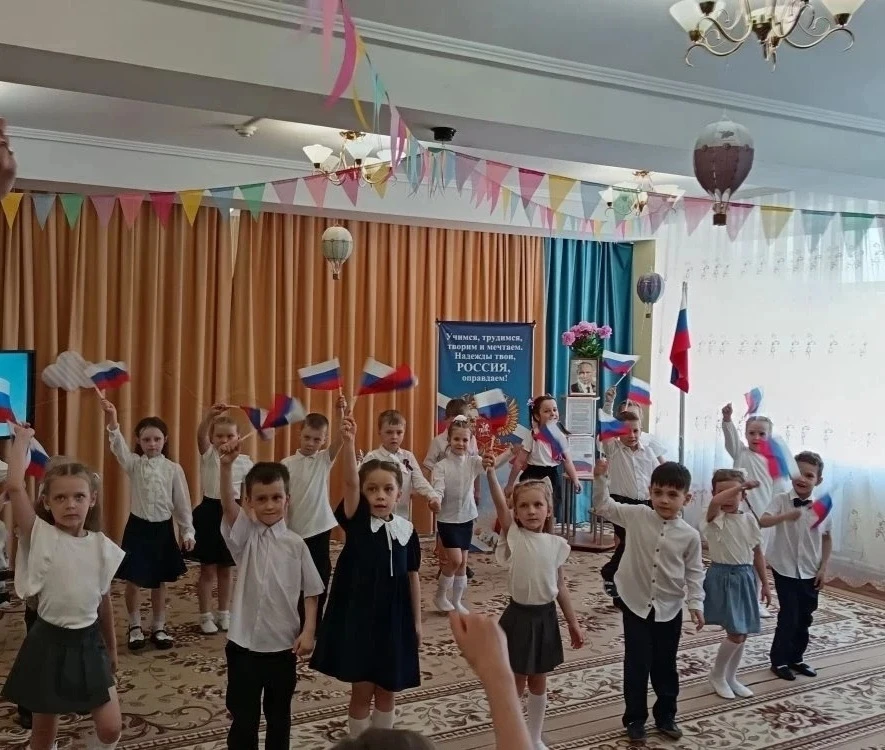 ДЕНЬ РОССИИ! 🎉🇷🇺

 В нашем детском центре прошло мероприятие, посвящённое Дню России. Воспитанник