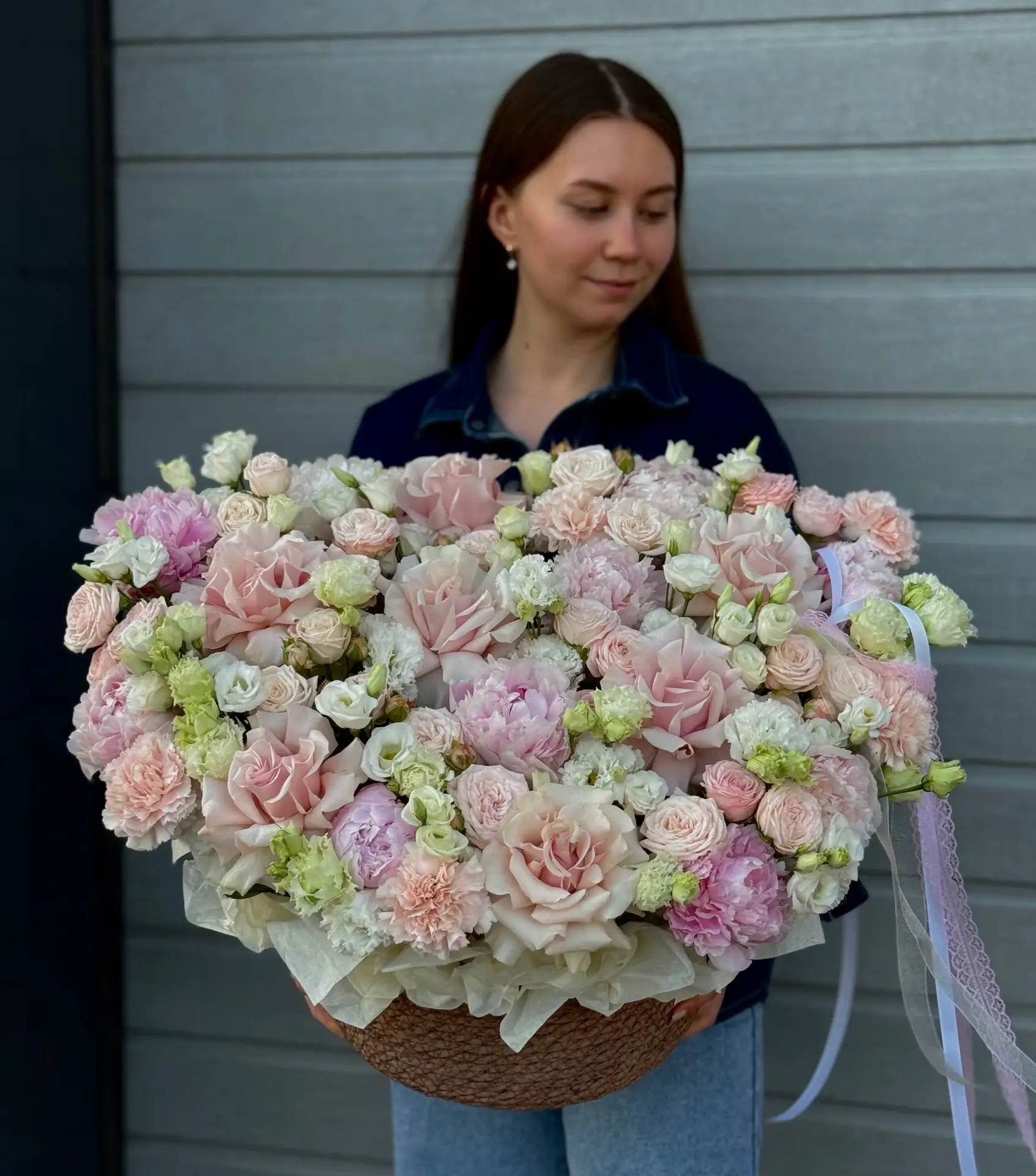 Роскошная композиция с главными героем начала лета - пионами 😍 

Вместе с вывернутыми и кустовыми р
