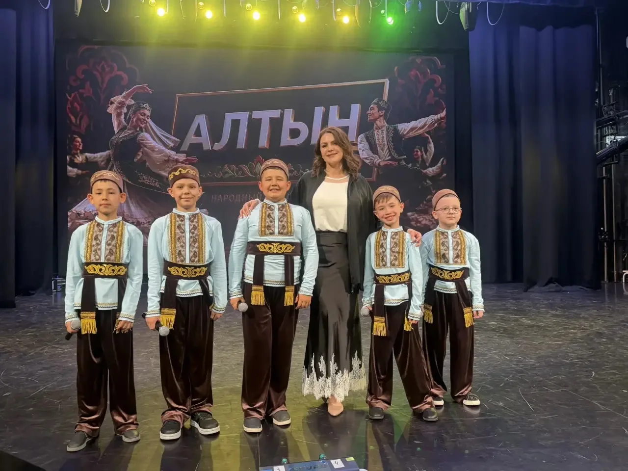 🎶 Вокальная студия Альбины Апанаевой приняла участие в юбилейном концерте Народного ансамбля танца 