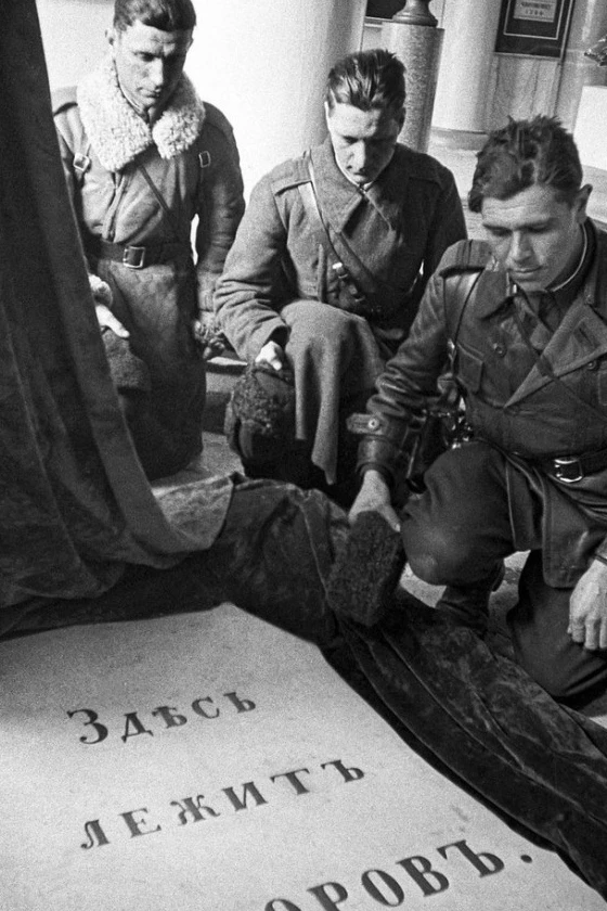 Здесь лежит Суворов.

Эти слова высечены на могильной плите великого полководца, генералиссимуса сух