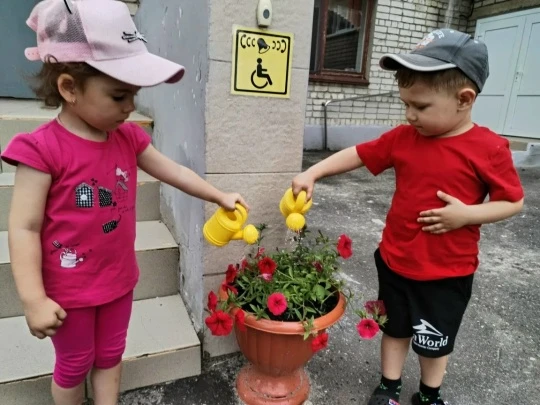 🧹🧺💦Малыши групп № 3 и № 11 приняли участие в акции "День добрых дел", посвященной празднованию Дн