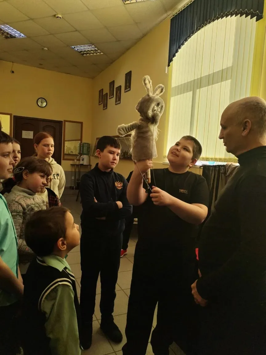 Второго апреля театр  "Жёлтое окошко" снова гостеприимно распахнул двери для наших детей.
Ребята ста