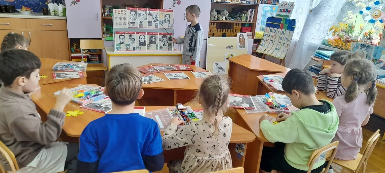 Группа "Знайки"
Тематическая беседа на тему:,,Мы помним Героев Отечества", с практической деятельнос