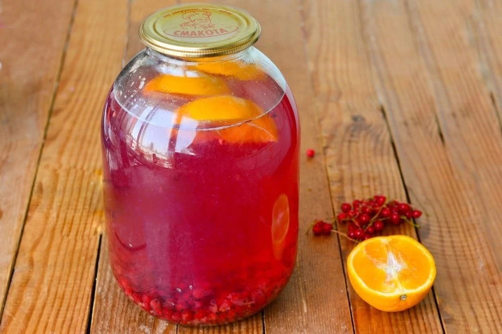 🥰 Әфлисунлы-карлыганлы компот РЕЦЕПТЫ

3 литрлы банкаларны стерильләштерәбез, төбенә кызыл һәм ак к