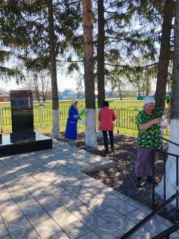 Сегодня  прошел экологический субботник "Побелка деревьев ". Сотрудники вышли на весенний субботник 