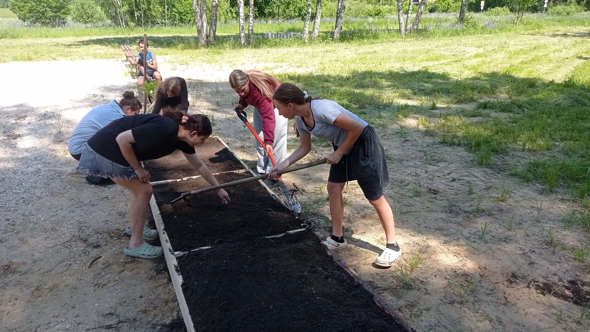 8 июня школьная трудовая бригада  «Новое поколение» выезжала  в село  Алексеевское на обелиск воинам