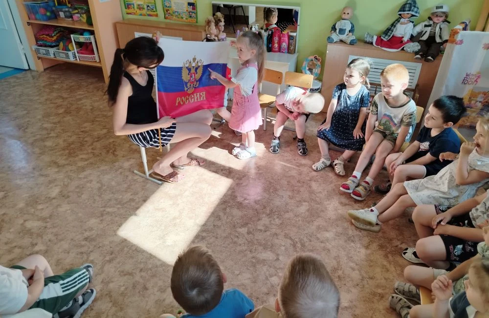 Малыши группы "Гномики" узнали о таком празднике, как День России! Воспитатель познакомила их с флаг