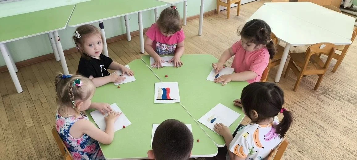 В преддверии праздника «День России» в младшей группе прошло занятие по пластилинографии.
Цель занят