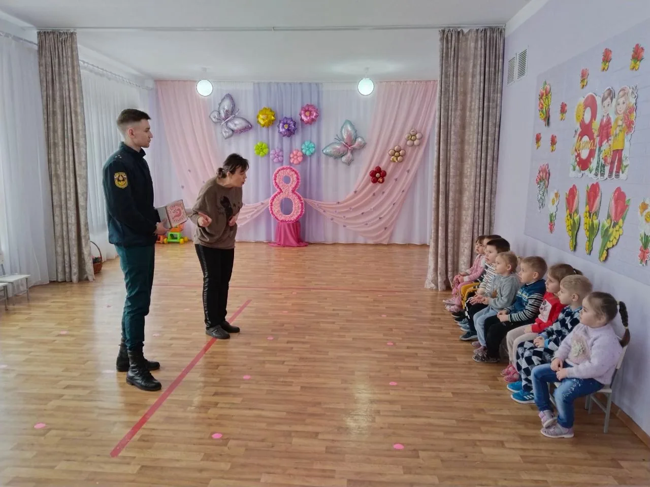 Встреча с детьми началась с торжественного представления гостя. Дошкольники с неподдельным интересом