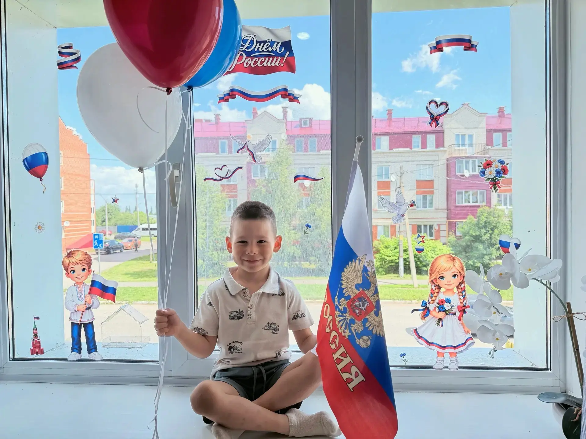 Акция "Окна России".
Символы России появились на окне Рафикова Нурлана (средняя группа "Звездочки").