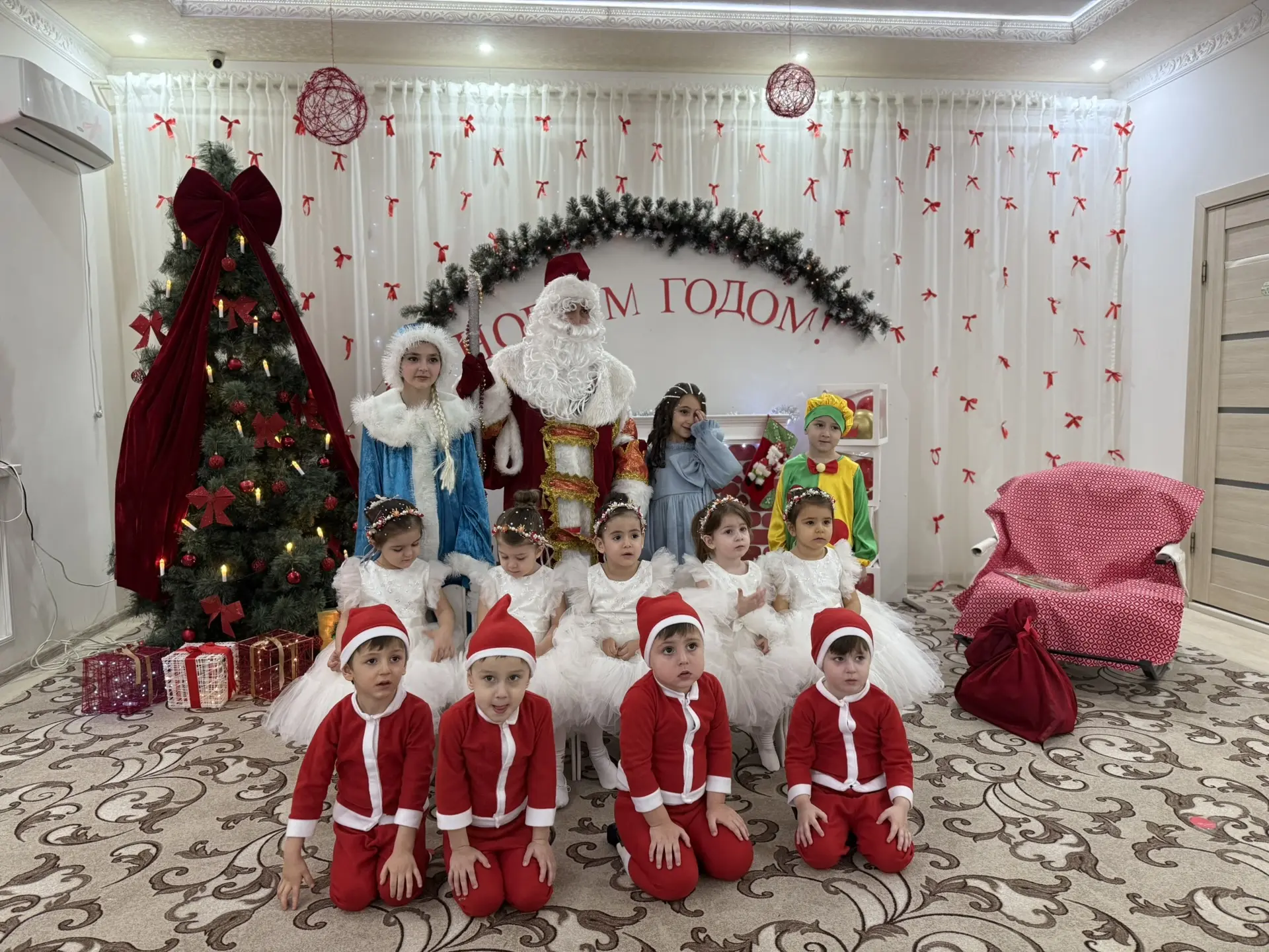 Новогодний утренник во всех группах