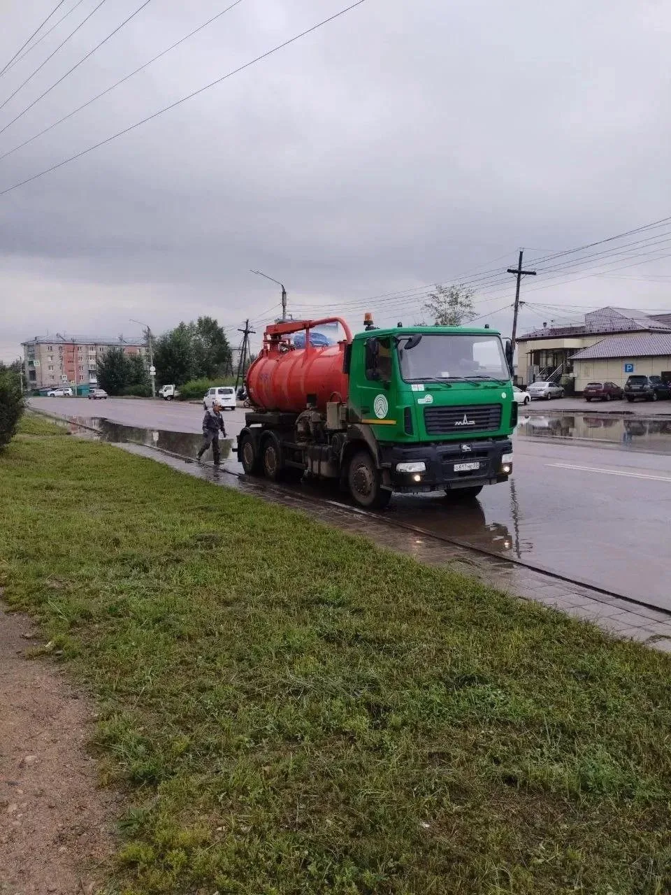🌧 Восемь вакуумных машин откачивают воду с улиц Улан-Удэ

Из-за сильного дождя техника Комбината по