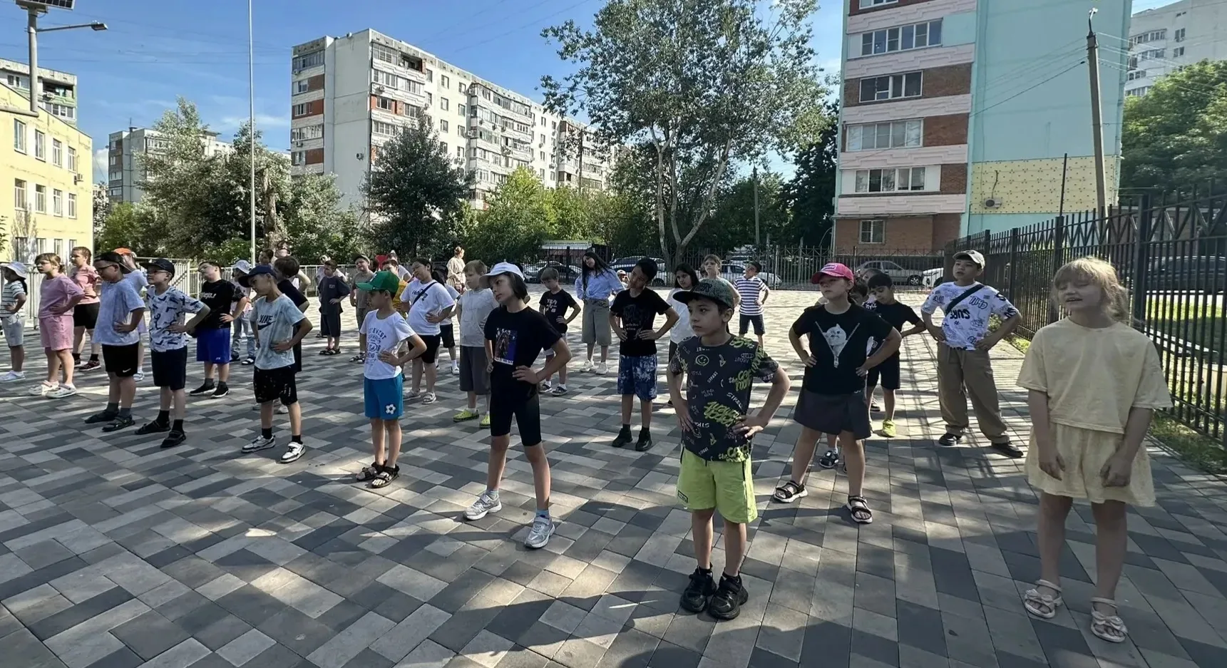 Доброе утро — бодрым быть! В школьном лагере «Радуга» день начинается не с ворчания «ещё пять минуто