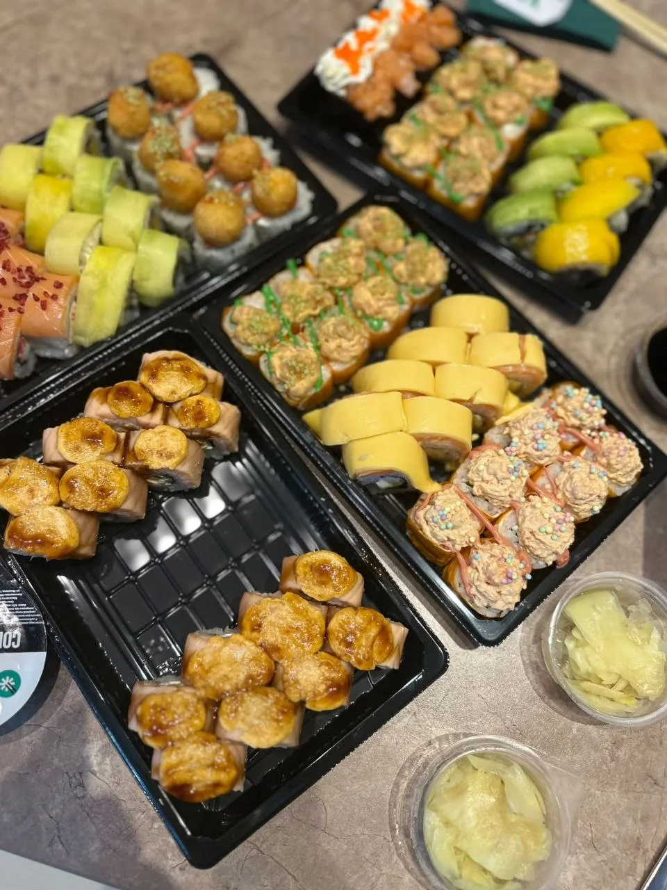 🍣Попробовали летние новинки от «Вжух и суши»! Такие яркие и прикольные. 

🍣 Запечённая «Филадельфи