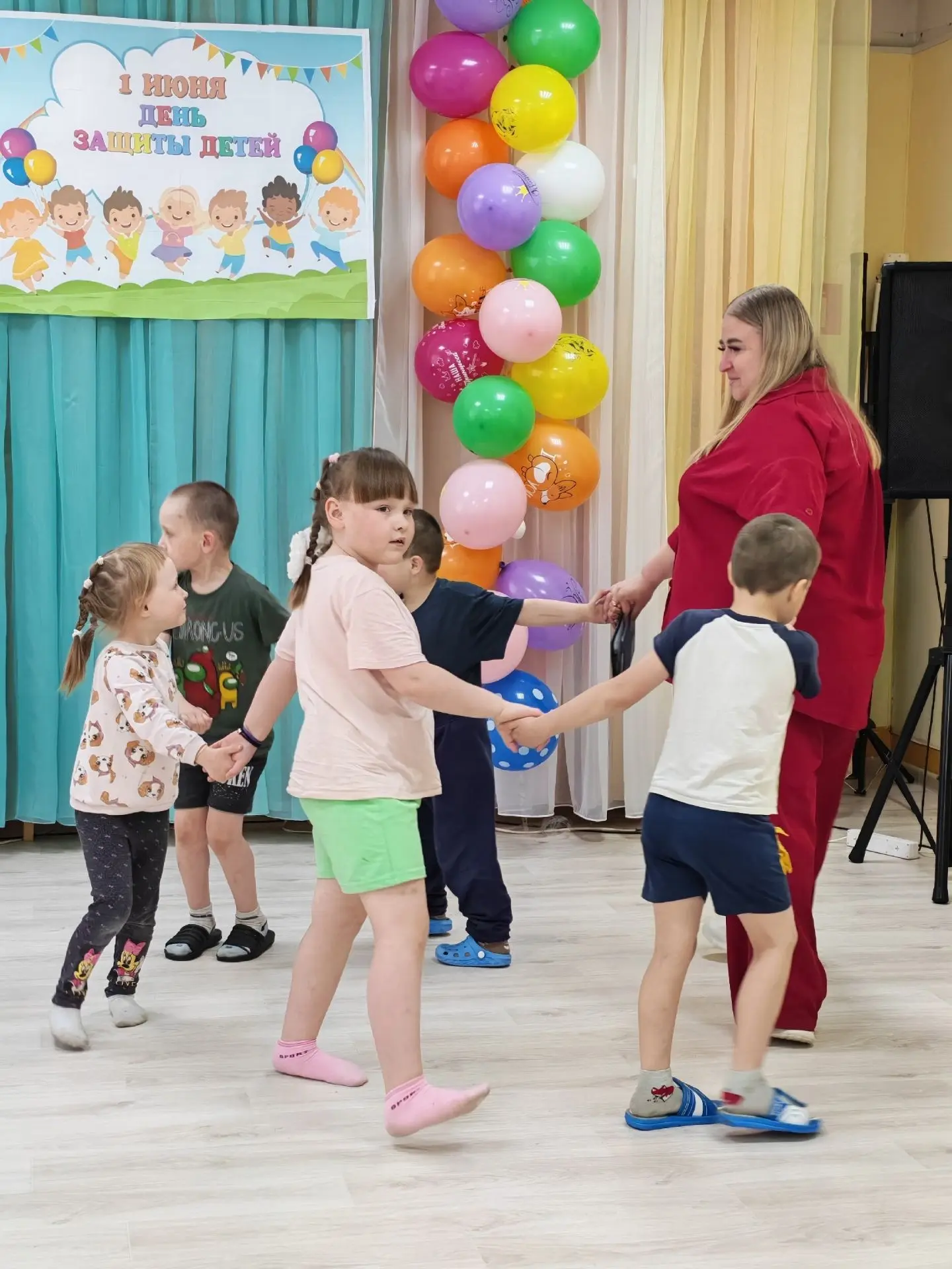 В гости к ребятишкам пришли сказочные герои!

В гости к воспитанникам нашего дома заглянули сказочны