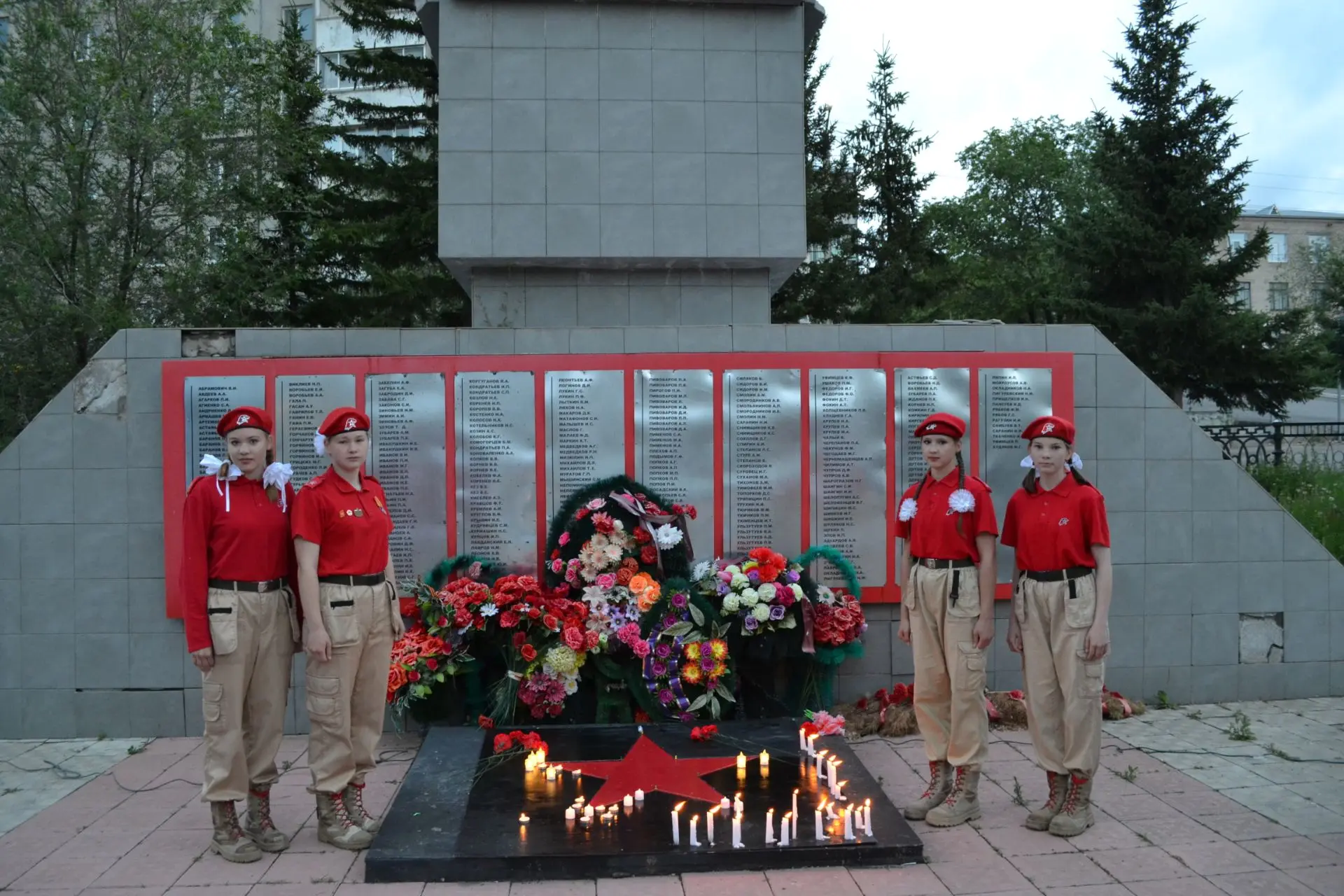 🕯 22 июня — День памяти и скорби 🕯

Сегодня, в день начала Великой Отечественной войны, юнармейцы 