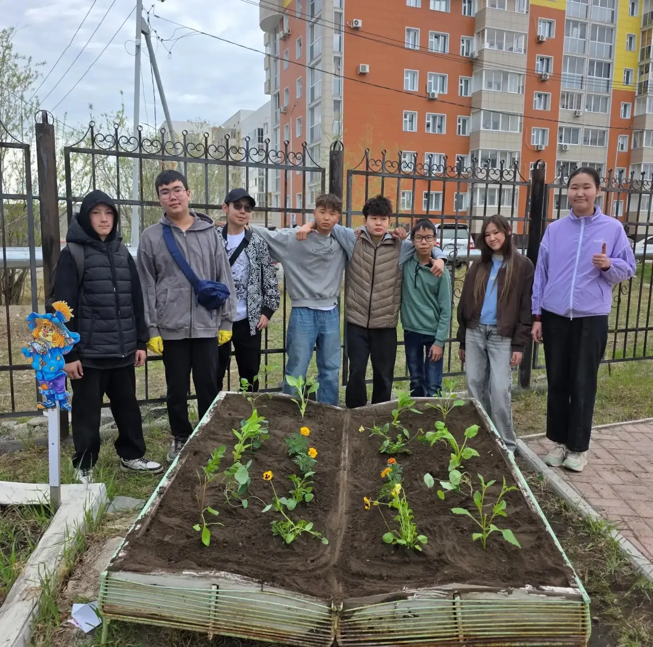 Во дворе нашей школы проводится работа по посадке цветов 🌺🌸🌻

Посадка цветов стала доброй традици