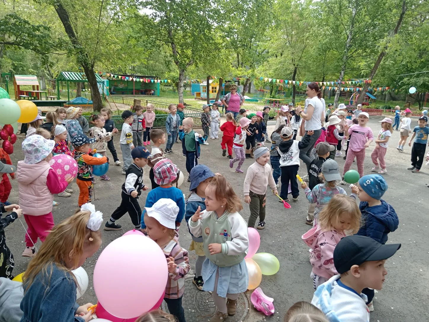 Развлечения, приуроченное ко  Дню защиты детей и началу лета прошли в детском саду. Веселились все: 