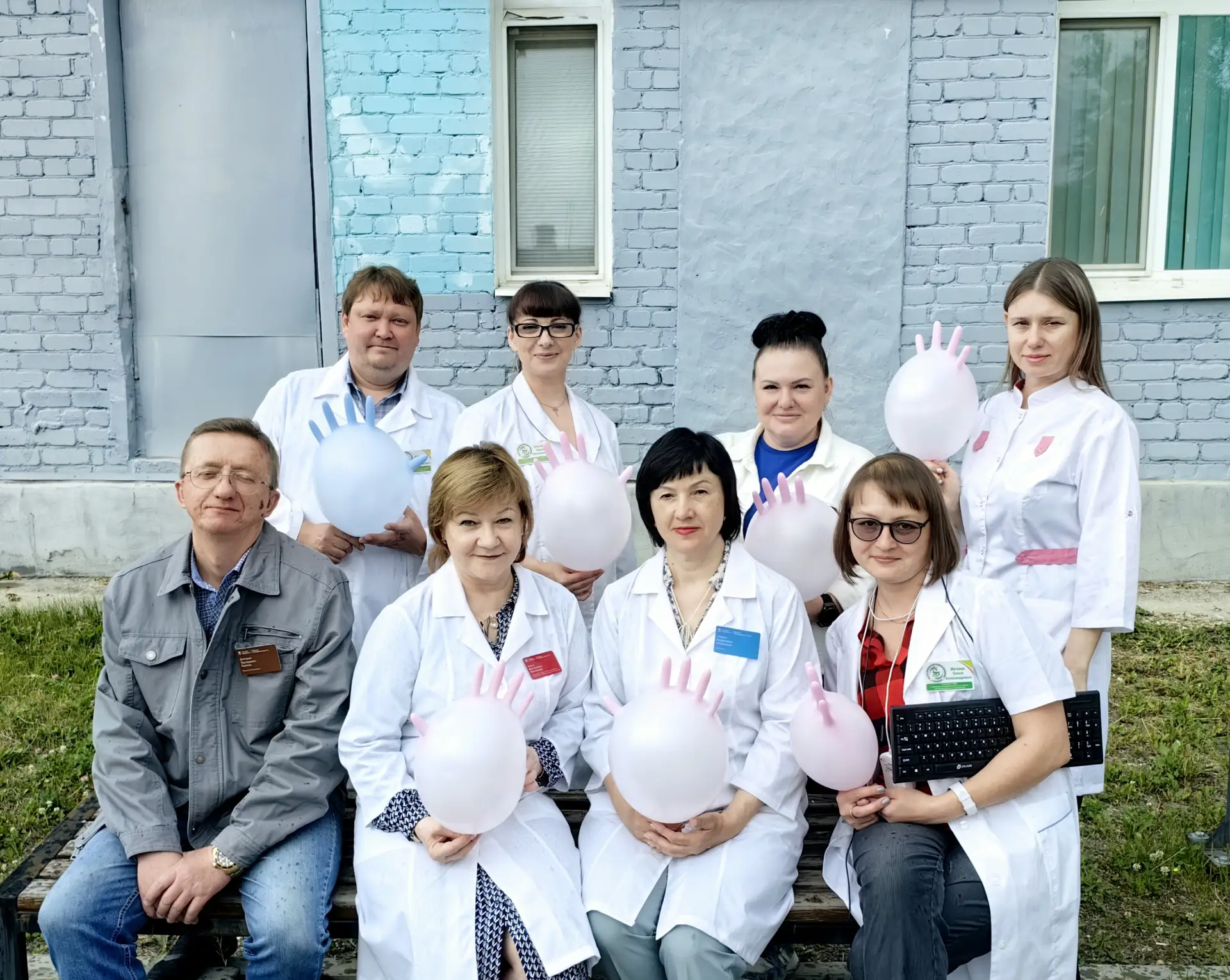 От сотрудников статистики и ИТ
Тёплый привет в День медика!

Мы цифры сводим, чиним программы,
Вы ле