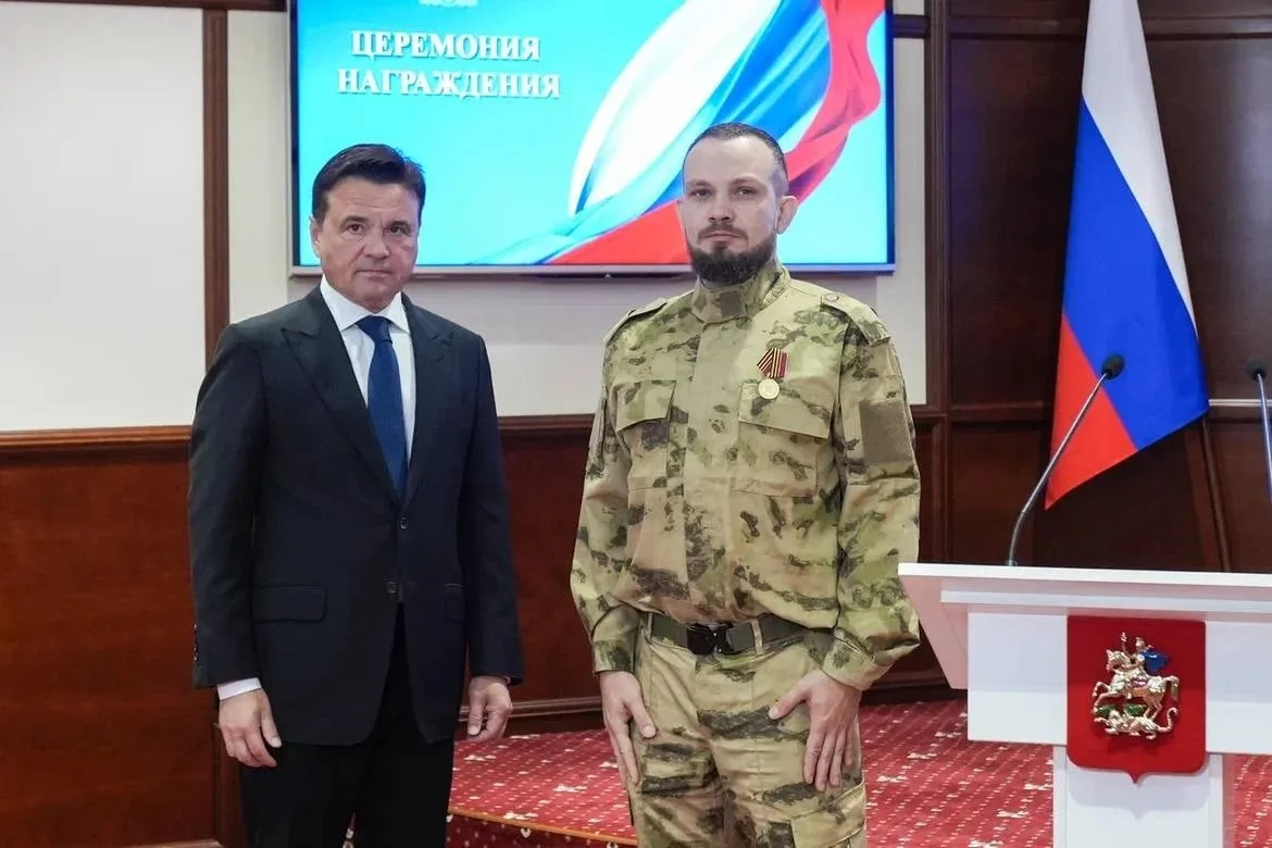 Губернатор Андрей Воробьёв вручил Орден Мужества и медали «За храбрость» добровольцам из Подмосковья