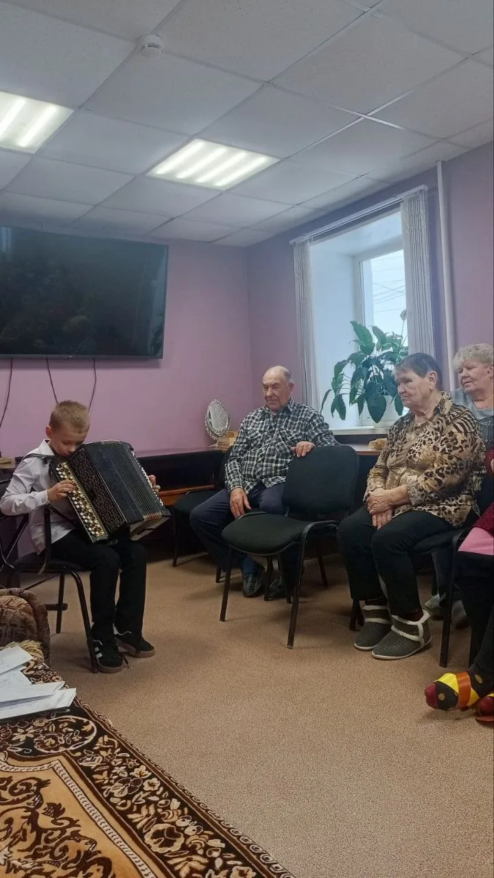 Юные музыканты с преподавателями  детской школы искусств поздравили  жителей дома престарелых в День