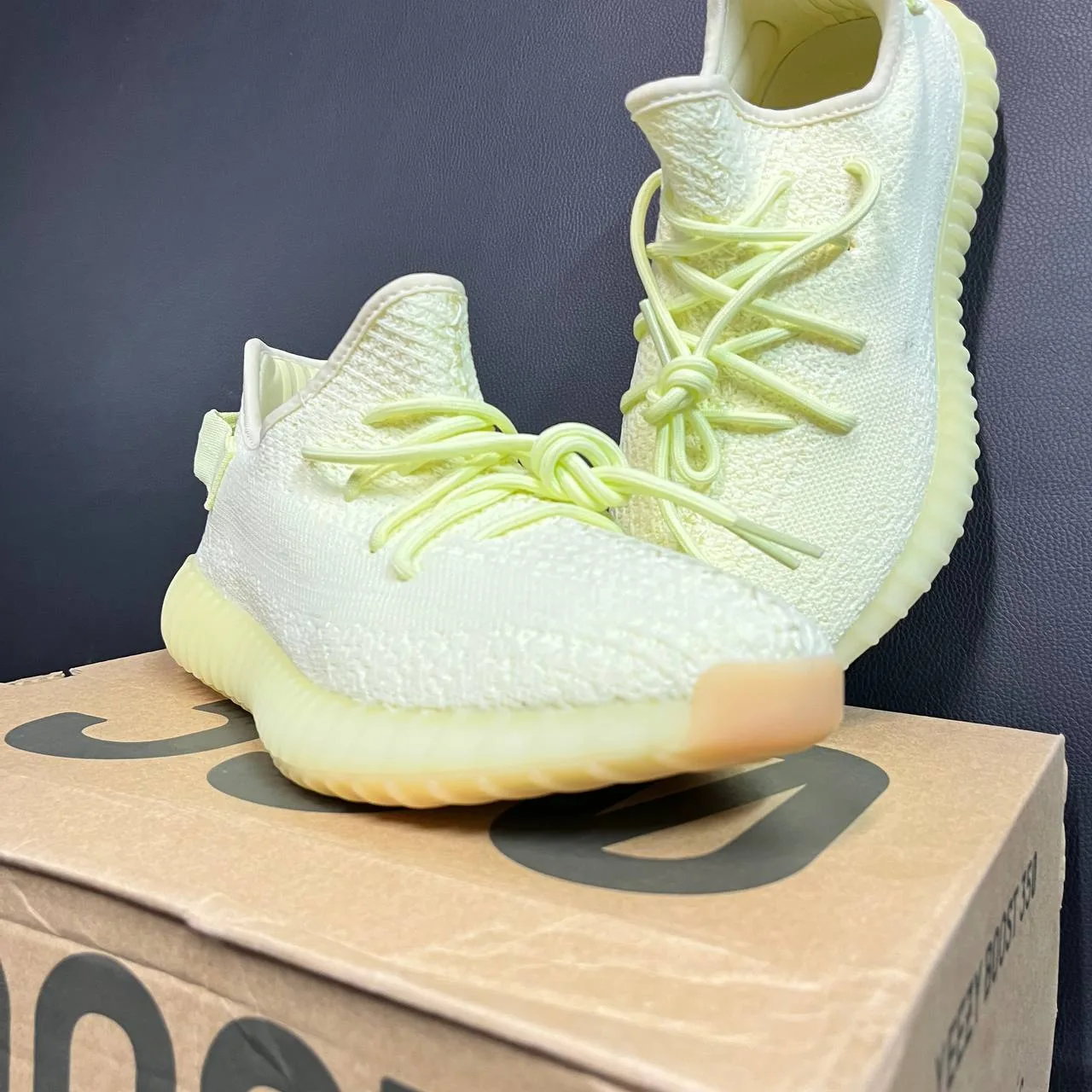 👟  Adidas Yeezy Boost 350  👟

 🟨 — жёлто‑бежевые, мягкие и стильные. Идеальны для тёплых дней!

*