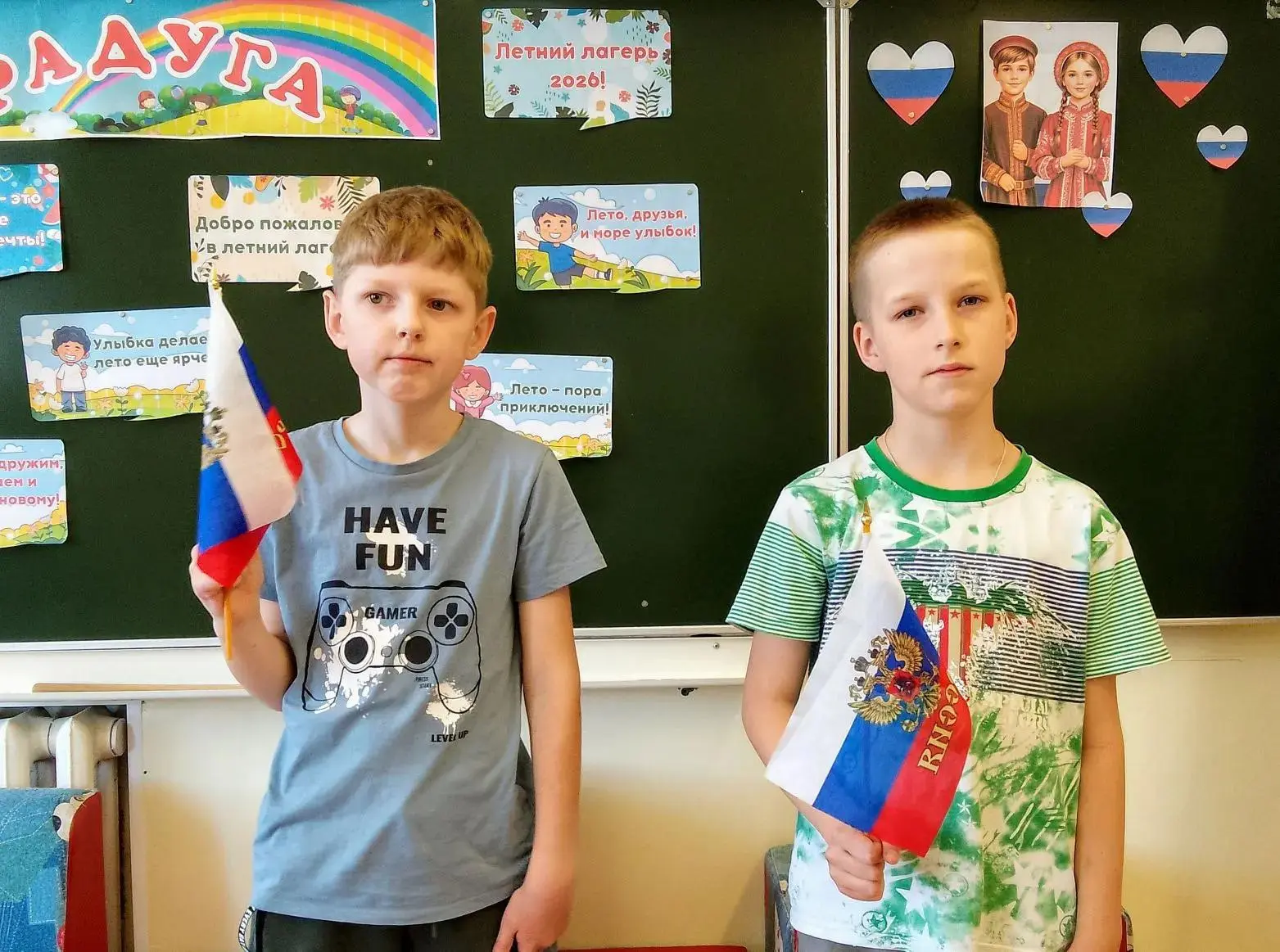ДОЛ «РАДУГА»: РОССИЯ – ЭТО МЫ
День начался с торжественной линейки, подъёма государственного флага Р