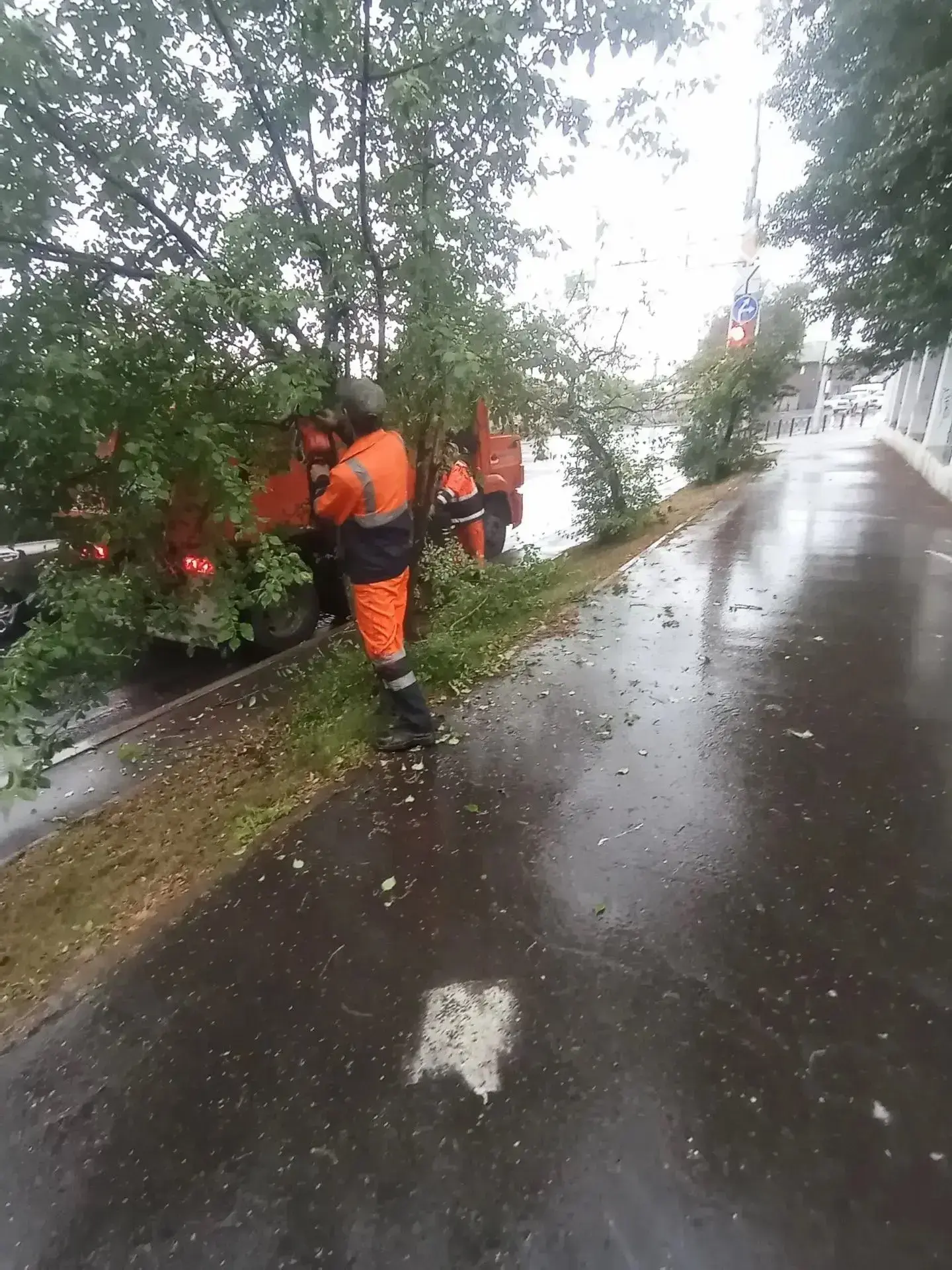 🌧️ Последствия сильного дождя устраняют в Иркутске
По информации Гидрометцентра, выпало около 33 мм