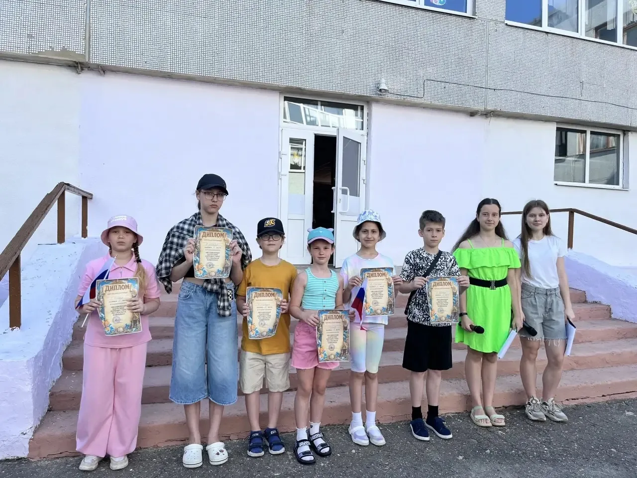 Сегодня, 11 июня, в пришкольном лагере «Солнышко» день начался с торжественной линейки, посвящённой 