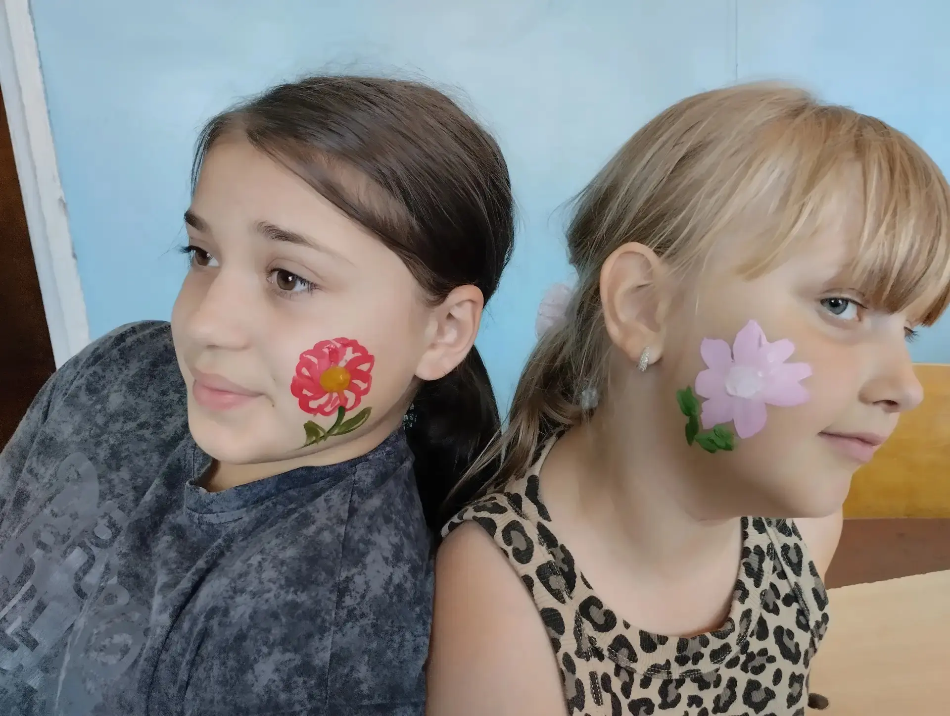 В лагере «Алые паруса» отметили День цветка! 🌸🌺

 У ребят на руках и щеках «расцвели» яркие и крас