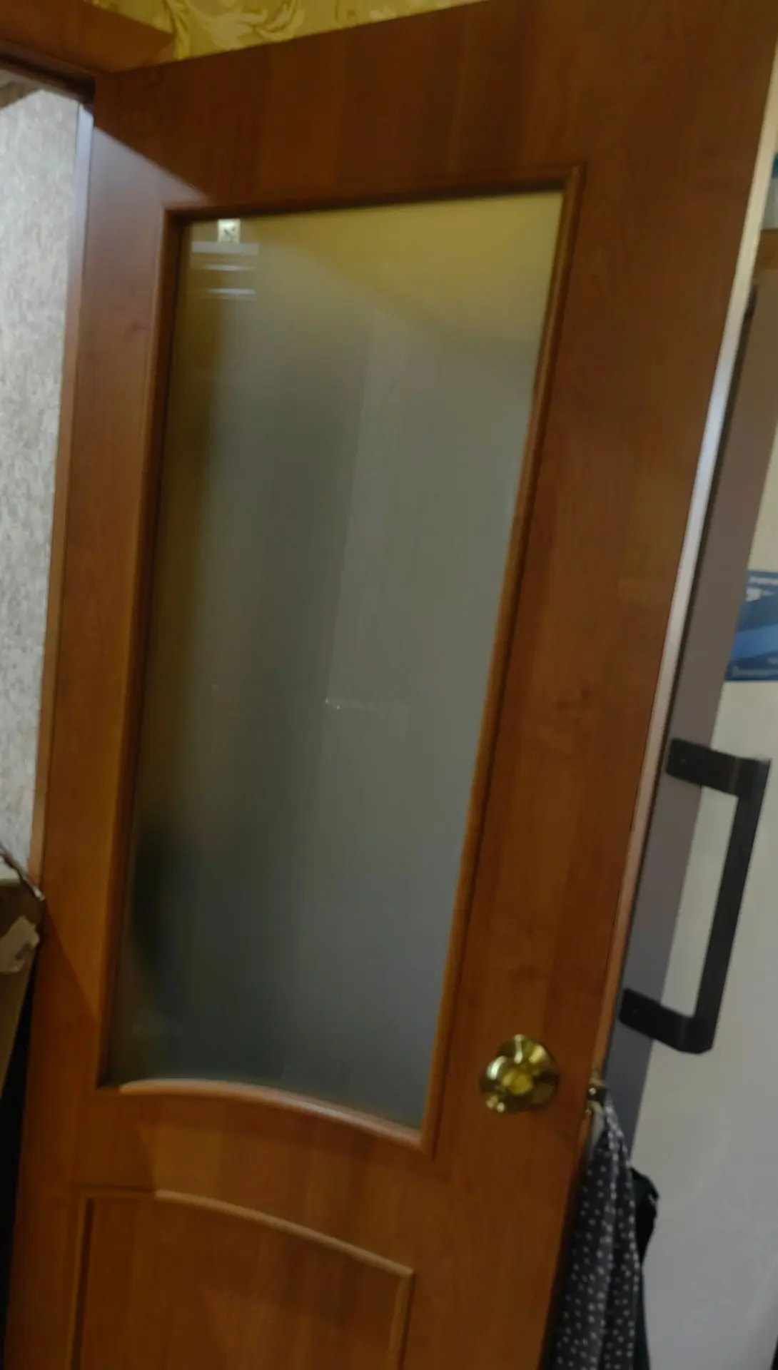 Продам 2 межкомнатные двери б/у коробка и обналичник, 1000р за дверь, размер 200х80 см.  Луганск Юби