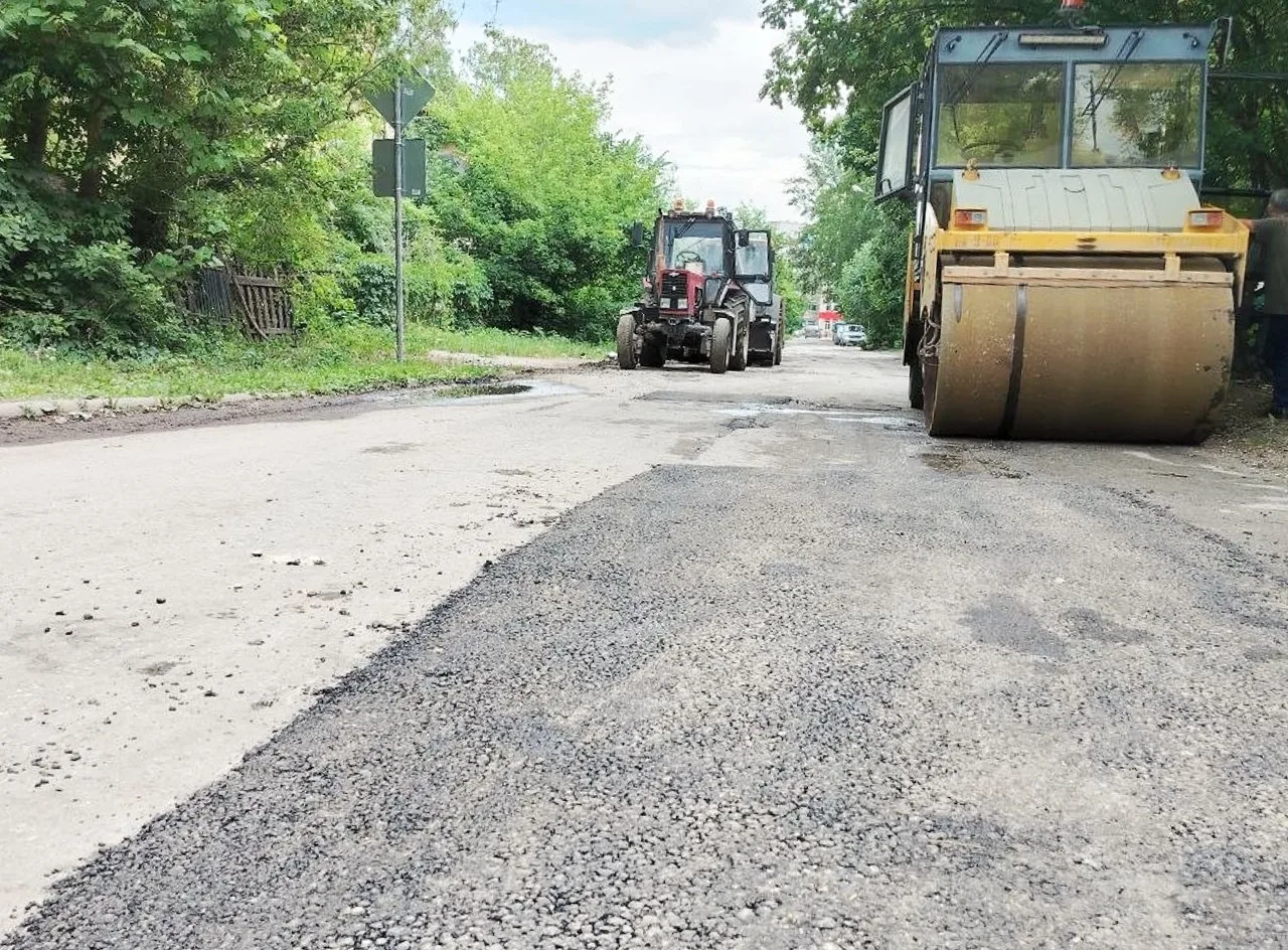 🚧На улице Кондарева на Тракторном закончили ямочный ремонт  - 80 квадратных метров выбоин и трещин 