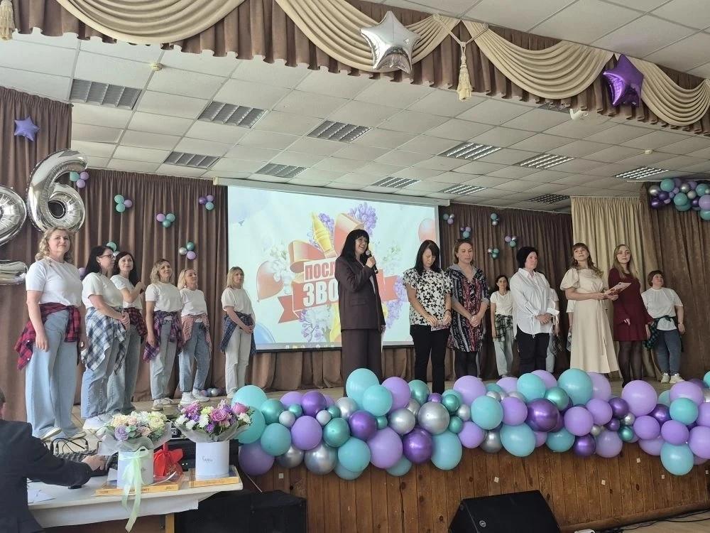Вот и в нашей школе прозвенели последние звонки🎊🔔

Два мероприятия. Актовый зал. Пять выпускных кл