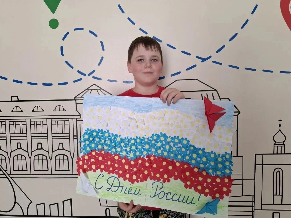 Учащиеся нашей школы приняли активное участие в творческой акции, посвящённой Дню России. Ребята соз