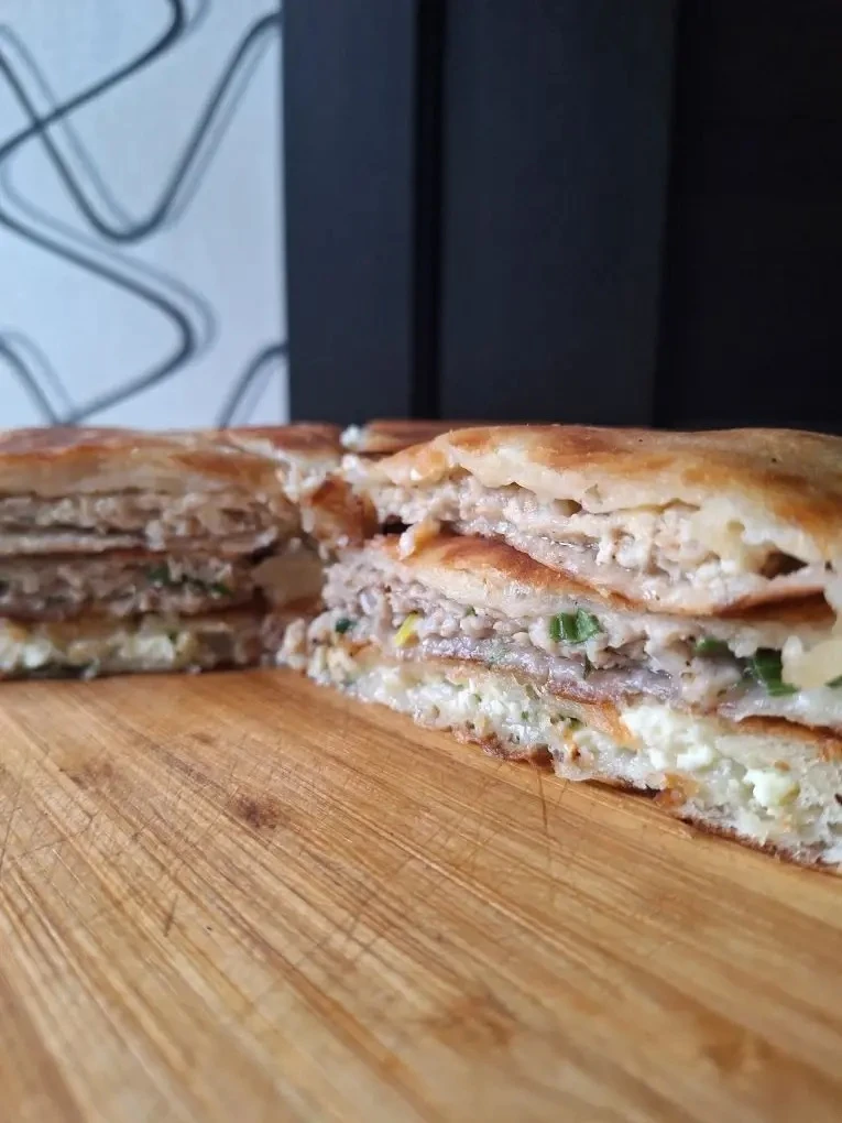 С началом сезона летних вкусняшек.
В нашей Мастерской вкуса появилась новинка - Осетинские пироги. 
