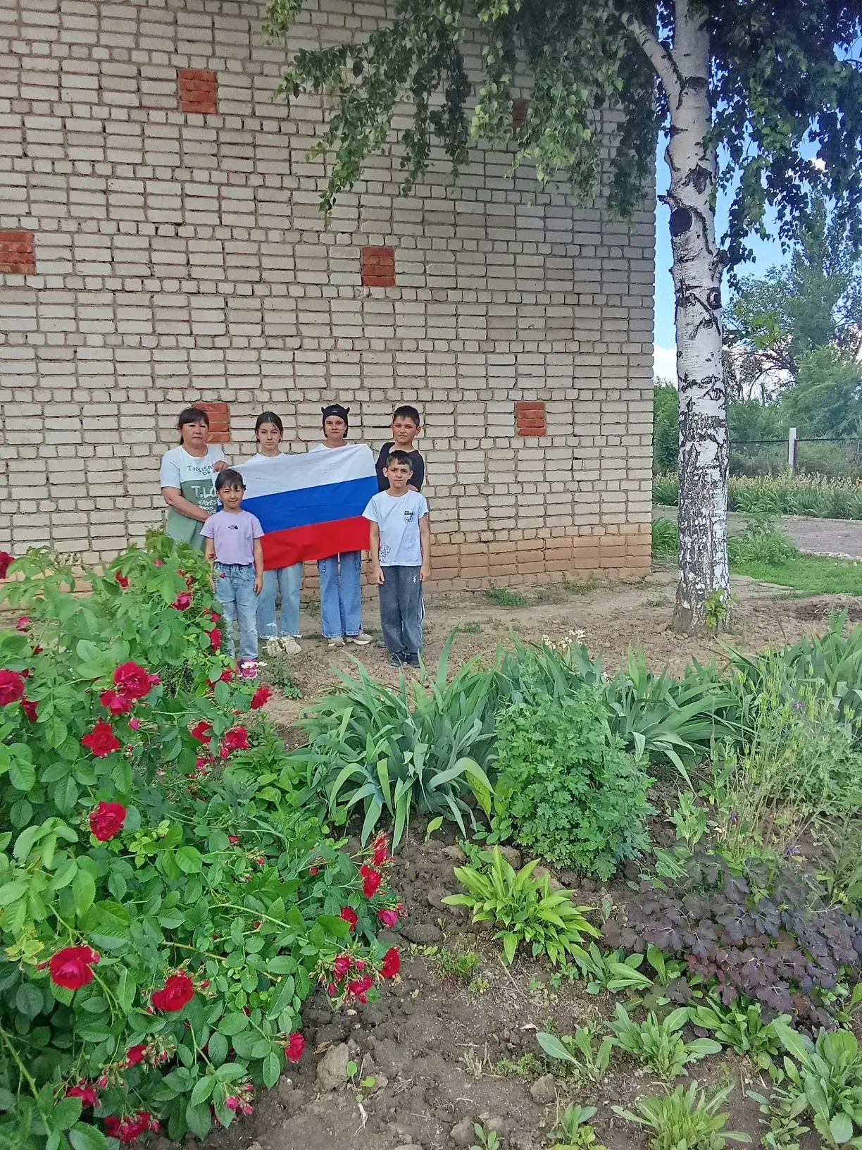**🇷🇺 В нашем летнем оздоровительном лагере прошла патриотическая акция «Флаги России»! 🇷🇺**
Сего