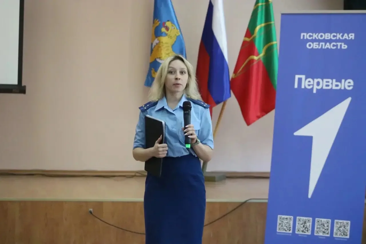 Прокуратура Великолукского района вручила юным жителям паспорта

🇷🇺 Работники прокуратуры Великолу