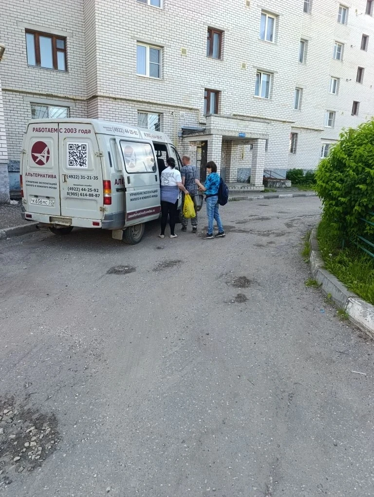 🧹 Наша бригада сотрудников провела генеральную уборку в подъездах дома №20 по улице 21 Партсъезда в