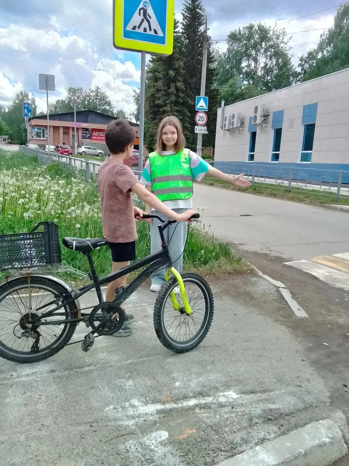 Лето, каникулы, безопасность!

Юные инспекторы движения (ЮИД) нашей школы вышли на улицы, чтобы напо