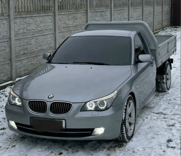 Автомобиль 2007 года обзавёлся грузовым отсеком - видимо, с помощью сварочного аппарата и смекалки. 